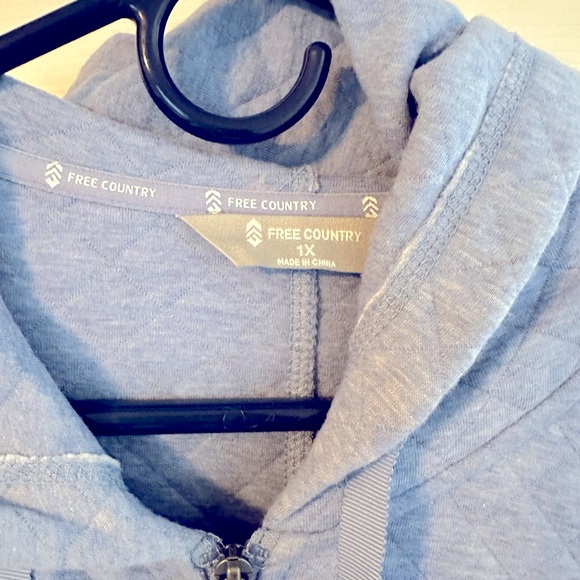 Women’s 1X quilted sweatshirt.  True color is a light denim blue - Picture 3 of 3